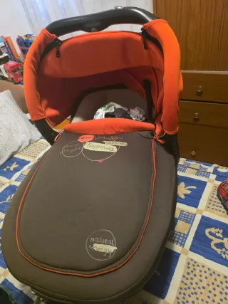 Carro de bebé con silla de coche y capazo