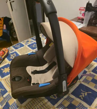 Carro de bebé con silla de coche y capazo