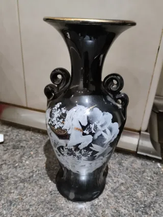 Jarrón de porcelana negro y dorado