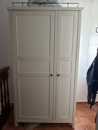 Armario blanco de madera