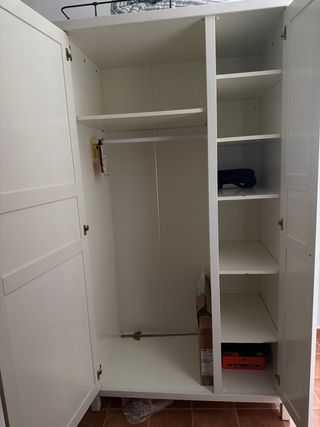 Armario blanco de madera