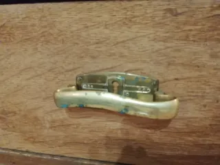 Banco de madera con cajón y detalles dorados