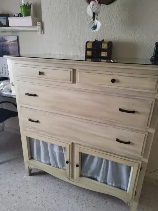 Comò in legno con piano in vetro