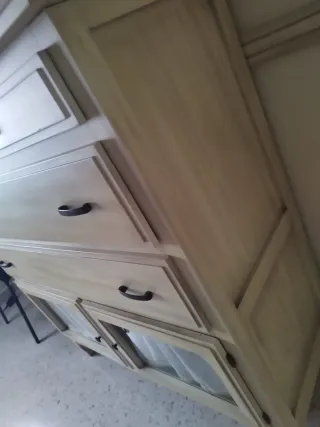 Comò in legno con piano in vetro