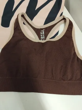 Sujetador deportivo, toalla y portamóvil