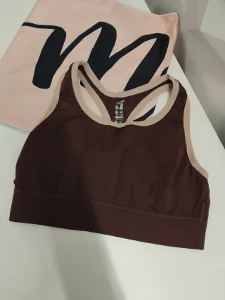 Sujetador deportivo, toalla y portamóvil