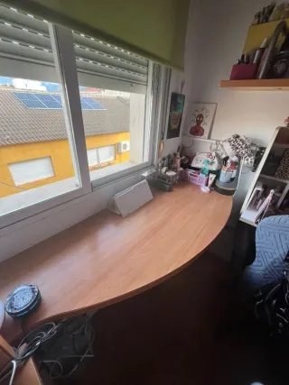 Cama juvenil con cajones y estanterías