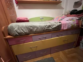 Cama juvenil con cajones y estanterías