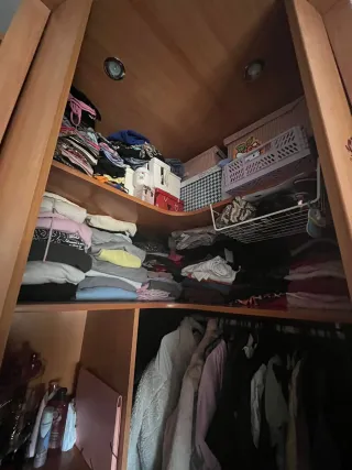 Cama juvenil con cajones y estanterías