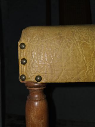 Silla de madera con asiento de piel