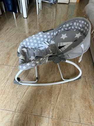 Mecedora para bebé con estrellas
