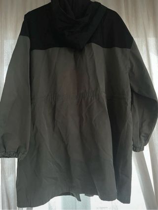 Chaqueta parka verde y negra