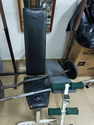 Banco abdominales y pesas
