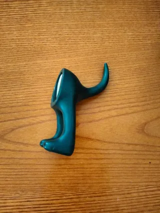 Percha decorativa perro azul.