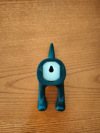 Percha decorativa perro azul.