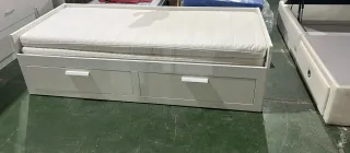 Cama blanca con cajones