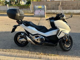 Maxiscooter Honda Blanca y Negra