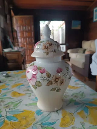 Jarrón de porcelana con flores pintado A mano