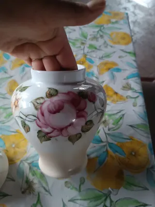 Jarrón de porcelana con flores pintado A mano