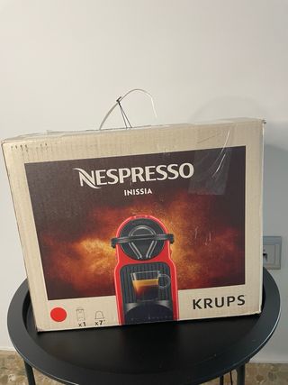 Cafetera Nespresso Inissia Roja