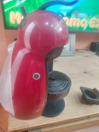 Cafetera Dolce Gusto DeLonghi Roja