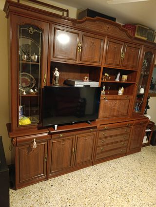 Mueble de salón de madera y cristal