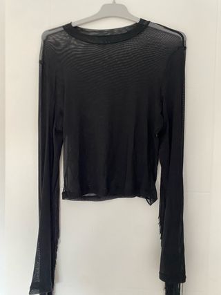 Camiseta negra de rejilla con flecos