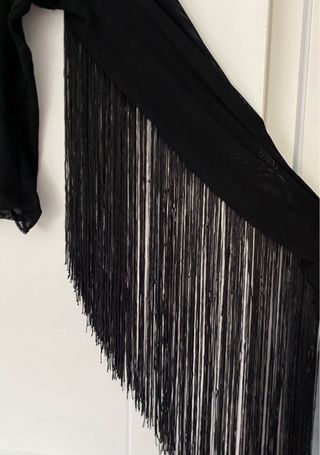 Camiseta negra de rejilla con flecos