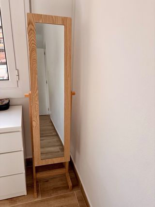 Espejo de pie de madera con joyero dentro
