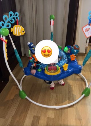 Saltador para bebé con juguetes