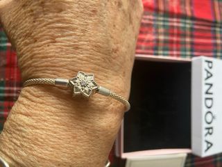 Pulsera Pandora rígida flor plata ley