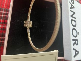 Pulsera Pandora rígida flor plata ley