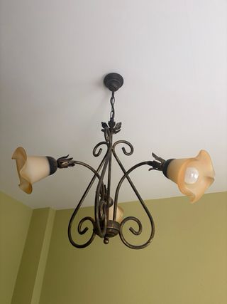 Lámpara de techo dorada con tulipas naranjas