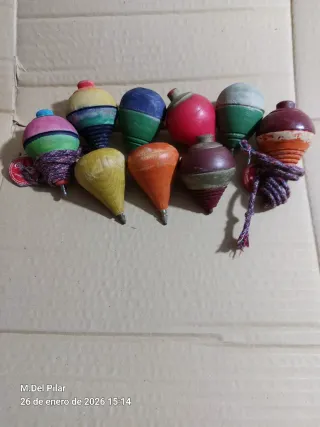 Lote de 9 peonzas de madera