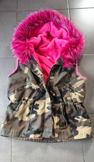 Chaleco Camuflaje con Forro Rosa y Capucha