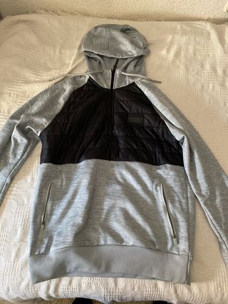 Sudadera McKenzie gris y negra con capucha