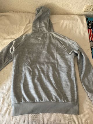 Sudadera McKenzie gris y negra con capucha