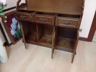 Alacena de madera con puertas y cajones