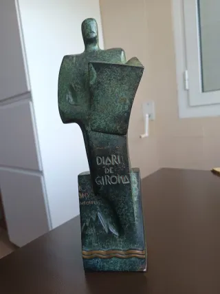 Escultura 100 años Diari de Girona de Rosa Serra