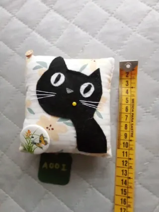 Alfiletero hecho a mano gato negro