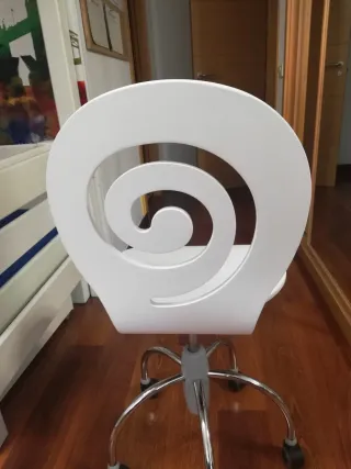 Silla de escritorio blanca con espiral
