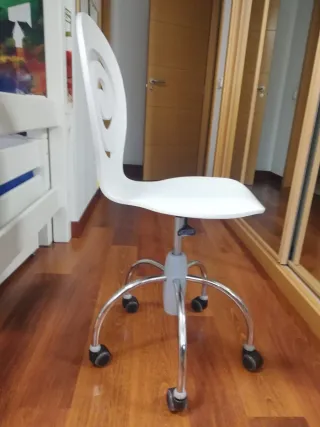 Silla de escritorio blanca con espiral