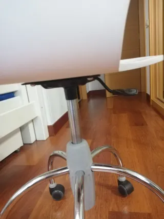 Silla de escritorio blanca con espiral
