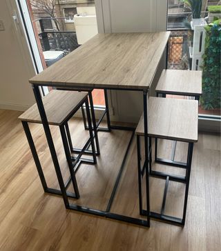 Mesa alta tipo bar con 4 taburetes