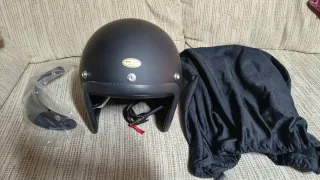 Casco negro estilo retro