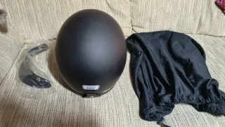 Casco negro estilo retro