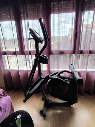 Rack con polea, barras, discos y bici elíptica