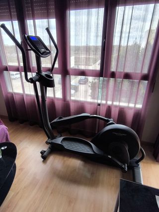 Rack con polea, barras, discos y bici elíptica