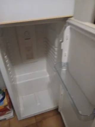 Frigorifero bianco con cassetti e ripiani mancanti