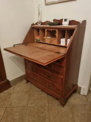 Escritorio antiguo de madera